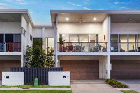 Villa on Newport Lake, Redcliffe